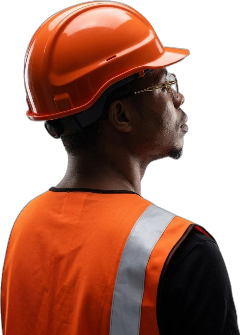 L'Ing. BIKOI Rochelin de dos, casque orange, regardant le chantier